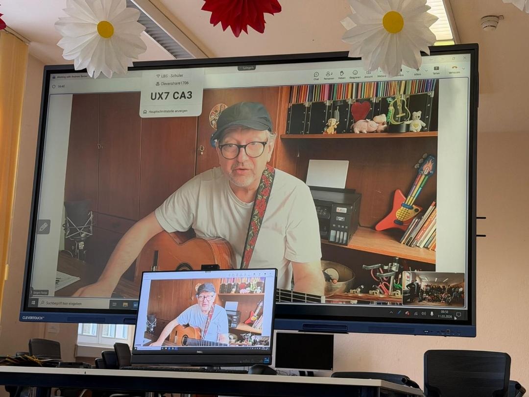 J%C3%BCrgen%20Fastje%20auf%20dem%20Bildschirm%20mit%20Gitarre J%C3%BCrgen%20Fastje%20auf%20dem%20Bildschirm%20mit%20Gitarre